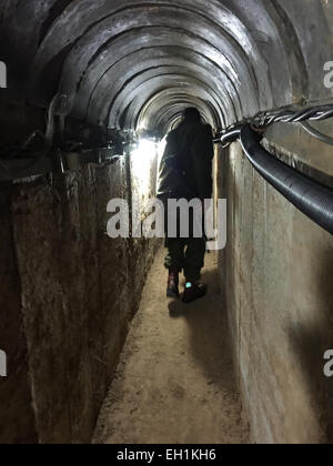 Il comando Sergente Maggiore Mohamad Abu Solb dell'esercito israeliano passeggiate attraverso un tunnel costruito dai combattenti palestinesi dalla striscia di Gaza il 23 febbraio 2015. Il corridoio sotterraneo collega la striscia di Gaza per Israele. Foto: Ofira Koopmans/dpa Foto Stock