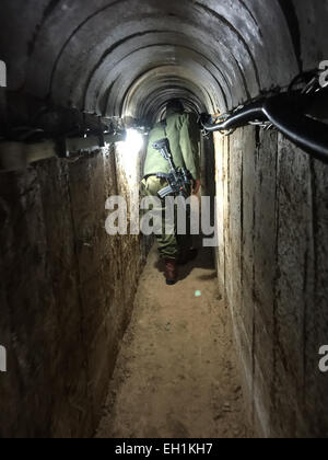 Il comando Sergente Maggiore Mohamad Abu Solb dell'esercito israeliano passeggiate attraverso un tunnel costruito dai combattenti palestinesi dalla striscia di Gaza il 23 febbraio 2015. Il corridoio sotterraneo collega la striscia di Gaza per Israele. Foto: Ofira Koopmans/dpa Foto Stock