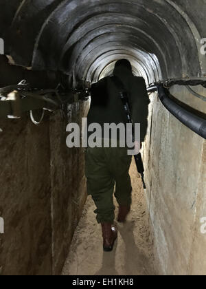 Il comando Sergente Maggiore Mohamad Abu Solb dell'esercito israeliano passeggiate attraverso un tunnel costruito dai combattenti palestinesi dalla striscia di Gaza il 23 febbraio 2015. Il corridoio sotterraneo collega la striscia di Gaza per Israele. Foto: Ofira Koopmans/dpa Foto Stock