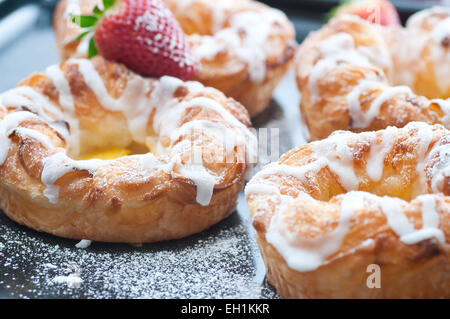 Freschi dolci danesi riempiti con panna alla vaniglia. Foto Stock