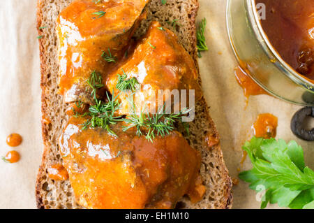 Sandwich di conserve di pesce in salsa di pomodoro Foto Stock