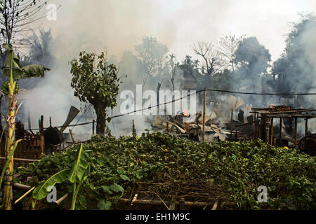 Sivasagar, Assam, India. Mar 5, 2015. Almeno 20 case sono state bruciate dopo l incendio scoppia a causa di una bombola di gas blast da una casa in zona Khatapathar Sivasagar nel distretto di nord-est Assam il 5 marzo 2015. 5 persone di cui 1 donna si è infortunato per il fatto che la bombola di gas blast. Credito: Luit Chaliha/ZUMA filo/ZUMAPRESS.com/Alamy Live News Foto Stock