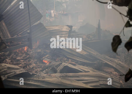 Sivasagar, Assam, India. Mar 5, 2015. Almeno 20 case sono state bruciate dopo l incendio scoppia a causa di una bombola di gas blast da una casa in zona Khatapathar Sivasagar nel distretto di nord-est Assam il 5 marzo 2015. 5 persone di cui 1 donna si è infortunato per il fatto che la bombola di gas blast. Credito: Luit Chaliha/ZUMA filo/ZUMAPRESS.com/Alamy Live News Foto Stock