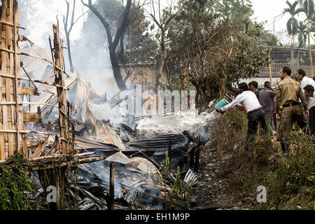 Sivasagar, Assam, India. Mar 5, 2015. La gente cerca di spegnere un incendio in area Khatapathar Sivasagar nel distretto di nord-est Assam il 5 marzo 2015. Almeno 20 case sono state bruciate dopo l incendio scoppia a causa di una bombola di gas blast da una casa. 5 persone di cui 1 donna si è infortunato per il fatto che la bombola di gas blast. Credito: Luit Chaliha/ZUMA filo/ZUMAPRESS.com/Alamy Live News Foto Stock