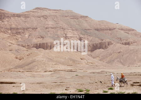 Un attrice in costume svolgere un ruolo nei pressi della Valle delle Regine, Luxor, Egitto Foto Stock