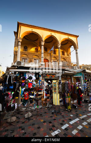 Negozi e moschea in piazza Monastiraki, Atene, Grecia Foto Stock