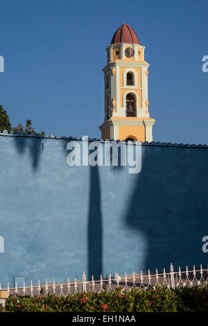 La torre campanaria del monastero, ora al Museo de la lucha, Trinidad, verrà visualizzato al di sopra di una parete di colore blu in Plaza Mayor. Cuba. Foto Stock