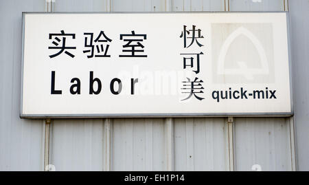 Hefei, Cina. Xii Nov, 2014. Un segno legge "laboratorio" presso la sede del produttore di cemento Sievert AG a Hefei, Cina, 12 novembre 2014. Foto: Ole Spata/dpa/Alamy Live News Foto Stock