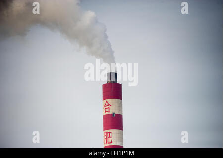 Hefei, Cina. Xii Nov, 2014. Emissione di fumo bianco emana da un camino a Hefei, Cina, 12 novembre 2014. Foto: Ole Spata/dpa/Alamy Live News Foto Stock
