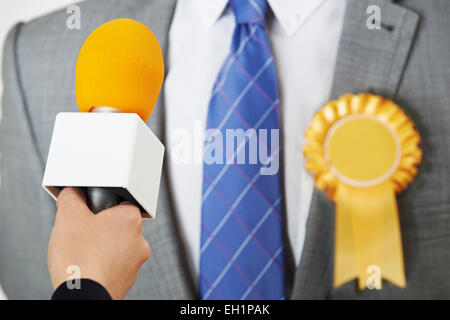 Candidato intervistata dal giornalista durante l'elezione Foto Stock