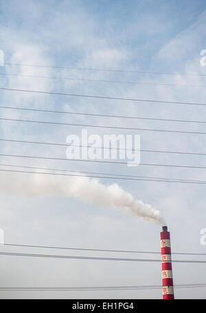 Hefei, Cina. Xii Nov, 2014. Emissione di fumo bianco emana da un camino a Hefei, Cina, 12 novembre 2014. Foto: Ole Spata/dpa/Alamy Live News Foto Stock