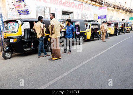 Coda di risciò motorizzati, tuk tuks, Munnar, India Foto Stock