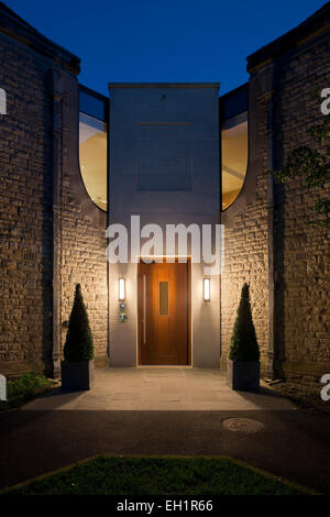 Merton College, Università di Oxford, Lecture Hall e la reception. Esterno al crepuscolo di Merton College. Pareti in pietra e illuminazione sottile. Foto Stock
