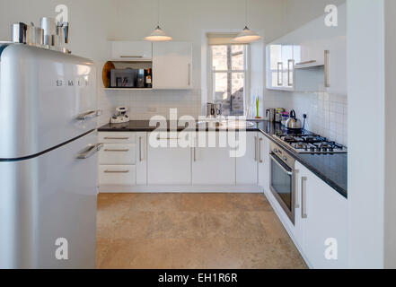 White cucina attrezzata in casa Wormit, Fife, Scozia Foto Stock