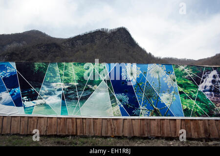 I cartelloni, paesaggio e sviluppo lungo la strada che dal centro di Sochi al Rosa Khutor Alpine Ski Resort, Russia. Home per il 2014 Giochi Olimpici Invernali, Russia Foto Stock