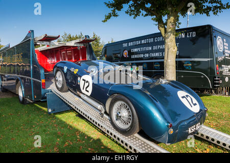 1953 Jaguar C-tipo sul retro del 1959 Commer Ecurie Ecosse Team Transporter, 2014 Goodwood, Sussex, Regno Unito. Foto Stock