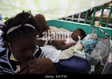 Feriti vittime di terremoto al di fuori dell'ospedale principale di attesa per la chirurgia di Port Au Prince, Haiti, 15 gennaio, 2010. Foto Stock