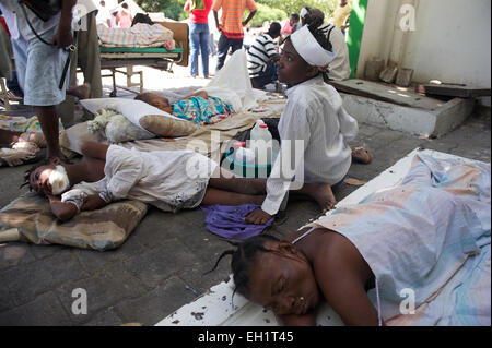 Feriti vittime di terremoto al di fuori dell'ospedale principale di attesa per la chirurgia di Port Au Prince, Haiti, 15 gennaio, 2010. Foto Stock