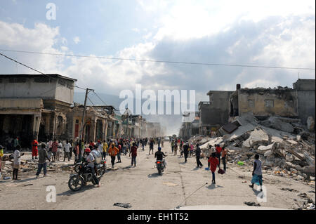 Ampie parti della capitale sono state completamente distrutte dal terremoto a Port au Prince, Haiti, 17 gennaio, 2010. Foto Stock