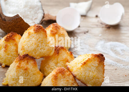 Home al forno amaretti di cocco sulla carta da forno. Foto Stock