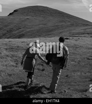 Gli escursionisti Lugnaquilla arrampicata. Il trekking nelle montagne di Wicklow Wicklow Dublino Irlanda paesaggio irlandese Foto Stock