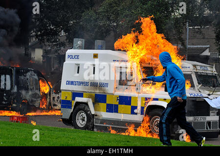 Gioventù nazionalista di gettare bombe molotov a PSNI veicoli durante disordini nel Bogside, Derry, Londonderry, Irlanda del Nord Foto Stock