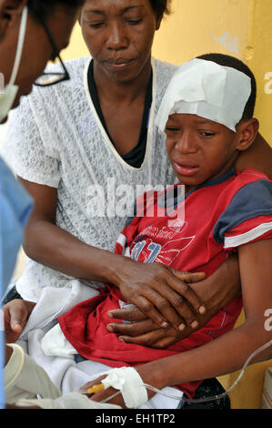 Feriti vittime di terremoto al di fuori dell'ospedale principale di attesa per la chirurgia di Port Au Prince, Haiti, 15 gennaio, 2010. Foto Stock