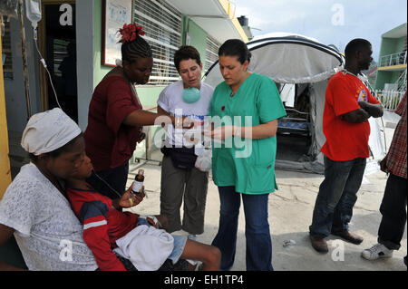 Feriti vittime di terremoto al di fuori dell'ospedale principale di attesa per la chirurgia di Port Au Prince, Haiti, 15 gennaio, 2010. Foto Stock