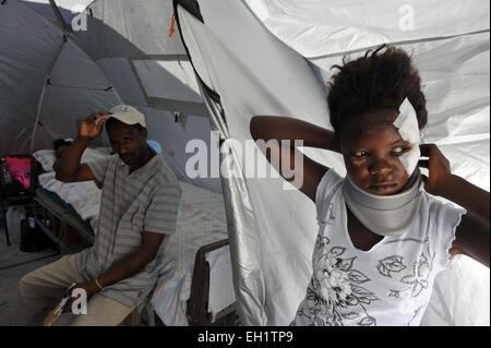 Feriti vittime di terremoto al di fuori dell'ospedale principale di attesa per la chirurgia di Port Au Prince, Haiti, 15 gennaio, 2010. Foto Stock