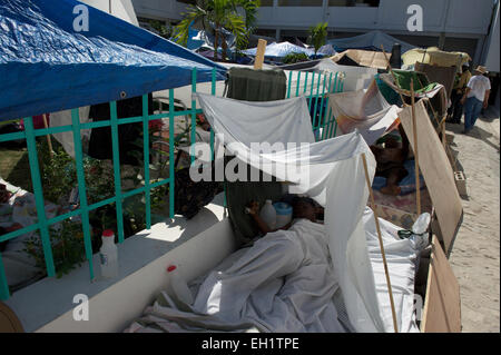 Feriti vittime di terremoto al di fuori dell'ospedale principale di attesa per la chirurgia di Port Au Prince, Haiti, 15 gennaio, 2010. Foto Stock