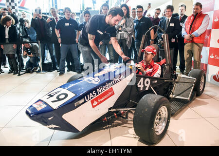 Moenchengladbach, Germania. 05 Mar, 2015. Driver Ferrari Sebastian Vettel si siede in una macchina da corsa che gli studenti della Technische Hochschule Niederrhein hanno progettato per la "Formula Student', e parla di studente universitario di ingegneria meccanica Marco Limbach della scuola, in Moenchengladbach, Germania, 05 marzo 2015. Nella sede centrale della banca di Santander, Vettel ha dato consigli sul concorso internazionale "Formula Student' per gli studenti. Foto: MAJA HITIJ/dpa/Alamy Live News Foto Stock