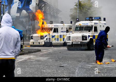 Giovani nazionalista di gettare bombe molotov a PSNI veicoli durante disordini nel Bogside, Derry, Londonderry, Irlanda del Nord Foto Stock
