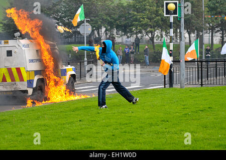 Gioventù nazionalista di gettare bombe molotov a PSNI veicoli durante disordini nel Bogside, Derry, Londonderry, Irlanda del Nord Foto Stock