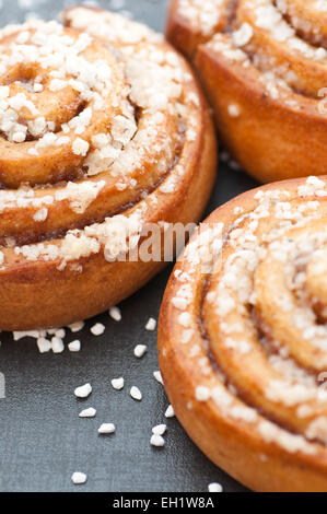 Pane appena sfornato ciambelle alla cannella. Foto Stock