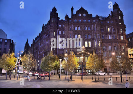 Le luci brillano intorno al centro di Manchester il Midland Hotel al crepuscolo Foto Stock