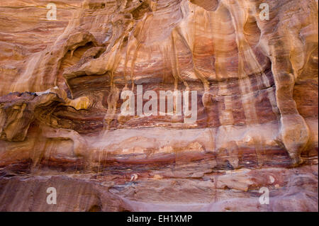 Rocce con strati colorati in Petra in Giordania Foto Stock