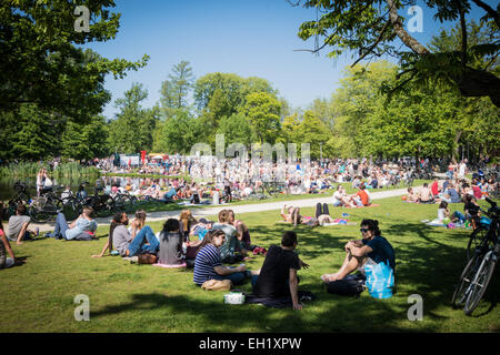 Una folla di gente che per godersi il sole nel Parco di Vondel Amsterdam Foto Stock