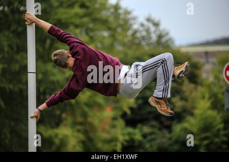 Guida gratuita di eseguire il flag umano su un lampione a Aberystwyth University Campus Foto Stock