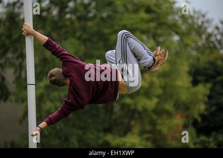Guida gratuita di eseguire il flag umano su un lampione a Aberystwyth University Campus Foto Stock