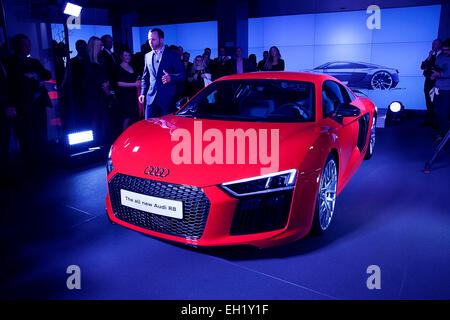 Londra, Regno Unito. 03 Mar, 2015. Nuova Audi R8in anteprima a Audi City Piccadilly Londra. Designer Edwin Ollefers rivolgendosi agli ospiti 3/3/15 Credito: Martyn Goddard/Alamy Live News Foto Stock