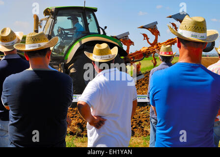 Esposizione di trattori nuovi in una fiera agricola in Agro Pontino, Lazio, Italia centrale. Foto Stock