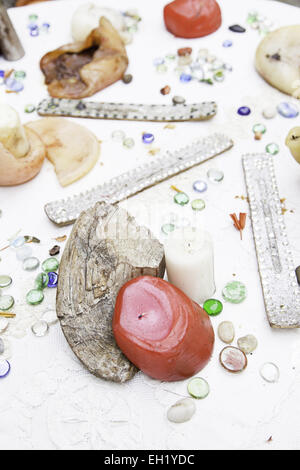 Le candele e i cristalli per incantesimi, dettaglio di una strega la tabella Foto Stock