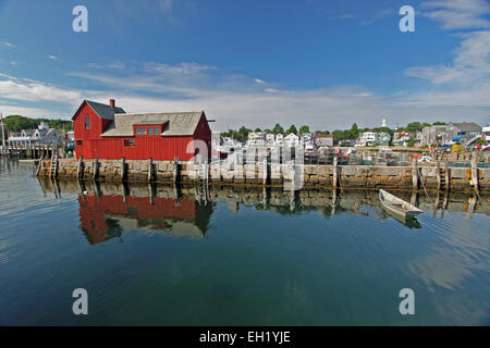 Un dory si siede accanto a una capanna di astice in Rockport, Massachusetts. Foto Stock
