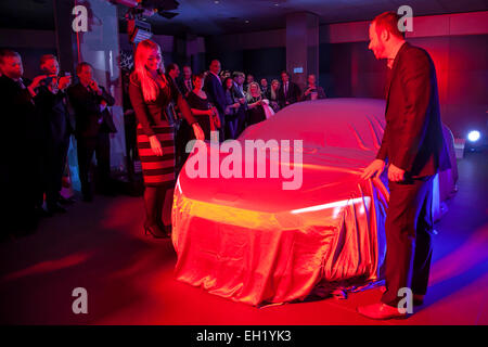 Londra, Regno Unito. 03 Mar, 2015. Nuova Audi R8 essendo svelato in anteprima a Audi City Piccadilly Londra dal designer Edwin Ollefers 3/3/15 Credito: Martyn Goddard/Alamy Live News Foto Stock