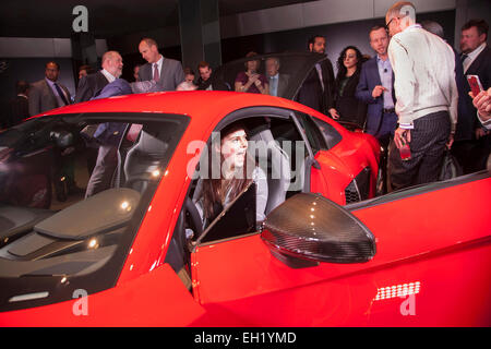 Londra, Regno Unito. 03 Mar, 2015. Gli ospiti di guardare al di sopra della nuova Audi R8 V10 in anteprima a Audi City Piccadilly London REGNO UNITO 3/3/15 Credito: Martyn Goddard/Alamy Live News Foto Stock