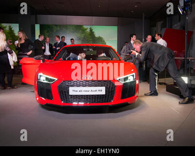 Londra, Regno Unito. 03 Mar, 2015. Gli ospiti di guardare al di sopra della nuova Audi R8 V10 in anteprima a Audi City Piccadilly London REGNO UNITO 3/3/15 Credito: Martyn Goddard/Alamy Live News Foto Stock