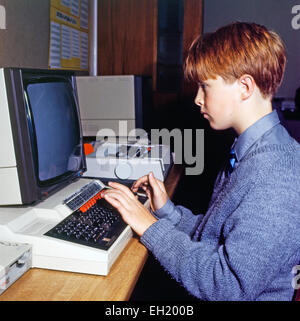 Ragazzo adolescente lavorando a un computer e la tastiera in una scuola che la tecnologia in aula Ysgol Pantycelyn highschool nel 1991 Llandovery Carmarthenshire Wales UK KATHY DEWITT Foto Stock