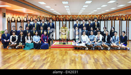 (150305) -- BENGKOK, 5 marzo 2015 (Xinhua) -- Thai Principessa Maha Chakri Sirindhorn (C) pone per foto eccezionali con i giovani provenienti da Cina e Thailandia, a Bangkok, Thailandia, il 5 marzo 2015. (Xinhua/Li Mangmang) (zhf) Foto Stock