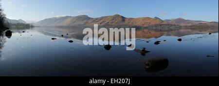 Riflessioni Derwent Water. La luce del mattino Cat campane e Maiden moor riflessa in derwentwater Foto Stock