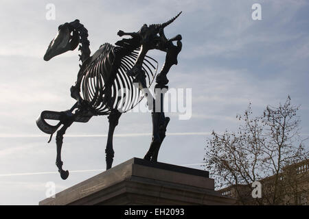 Londra, Regno Unito. 5 Marzo, 2015. La scultura noto come dono cavallo, dall'artista tedesco Hans Haacke, è svelato a Londra in Trafalgar Square su spazio pubblico chiamato il quarto zoccolo. Il sindaco di Londra Boris Johnson ha finanziato il decimo artwork per appaiono qui. Il muscolo scheletrico, riderless horse (derivata dall'Anatomia di un cavallo - George Stubbs, 1766) con una borsa di Londra tickertape è un commento sui consumi di energia e denaro e storia. Credito: RichardBaker/Alamy Live News Foto Stock